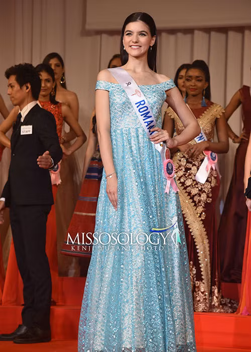 Missosology dự đoán á hậu 4 sẽ thuộc về đại diện Romani - Bianca Tirsin. Cô thu hút sự chú ý bởi vẻ ngoài xinh đẹp, tính cách thân thiện.