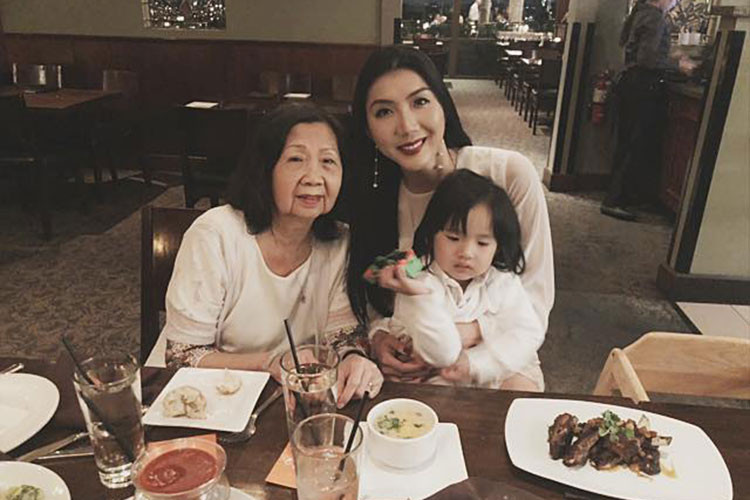 Hình ảnh Ngọc Quyên vui vẻ đi ăn tối bên con trai và mẹ được nữ người mẫu chia sẻ gần đây.