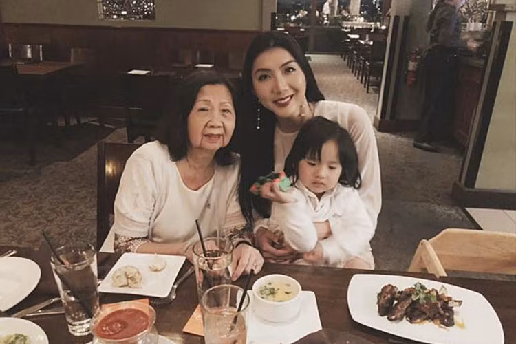 Hình ảnh Ngọc Quyên vui vẻ đi ăn tối bên con trai và mẹ được nữ người mẫu chia sẻ gần đây.