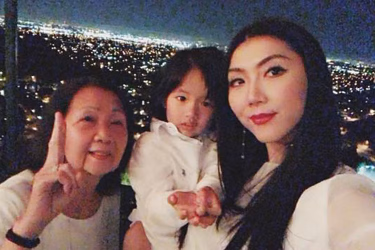 Nữ người mẫu cho hay, cuộc sống của cô hiện tại rất ổn. "Quyên có công việc ổn định, độc lập tài chính, con cái mạnh khỏe, gia đình vui vẻ", cô chia sẻ.