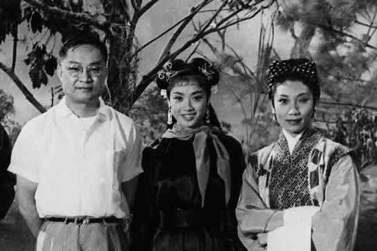 Hình ảnh Kim Dung bên dàn diễn viên phim "Thần điêu đại hiệp" phiên bản đầu tiên vào năm 1960.