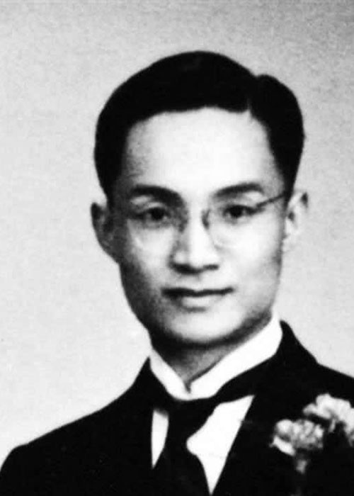 Theo QQ, thời trẻ, nhà văn Kim Dung điển trai, có tấm lòng nhân ái. Trước khi là nhà văn, ông là một phóng viên.