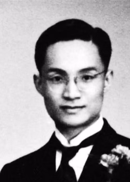 Theo QQ, thời trẻ, nhà văn Kim Dung điển trai, có tấm lòng nhân ái. Trước khi là nhà văn, ông là một phóng viên.