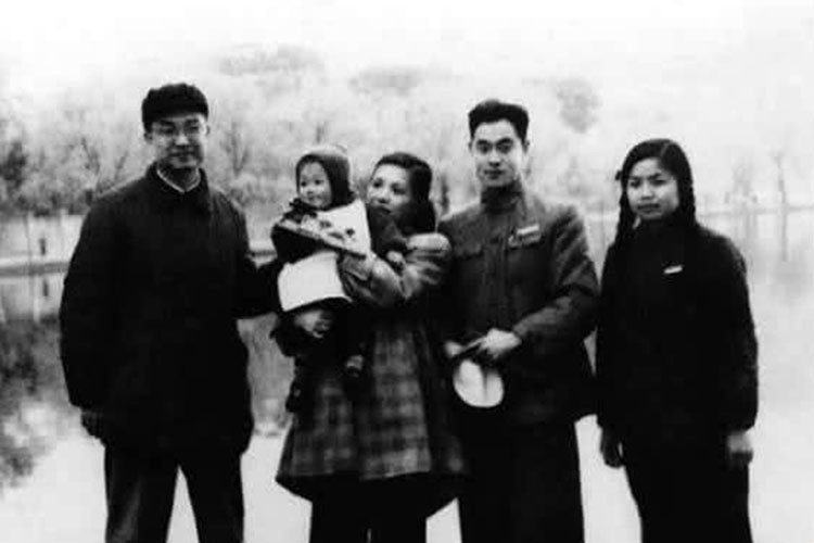 Hình ảnh nhà văn Kim Dung (ngoài cùng bên trái) bên bạn bè tại Hàng Châu vào năm 1953.