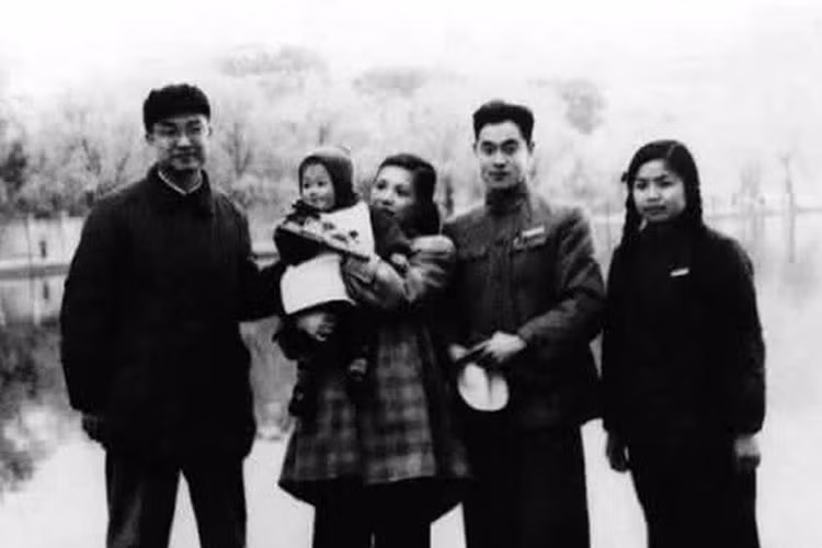 Hình ảnh nhà văn Kim Dung (ngoài cùng bên trái) bên bạn bè tại Hàng Châu vào năm 1953.