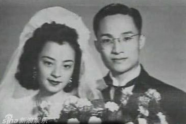 Ảnh cưới của nhà văn Kim Dung bên người vợ đầu tiên - tiểu thư Đỗ Dã Phân vào năm 1948.