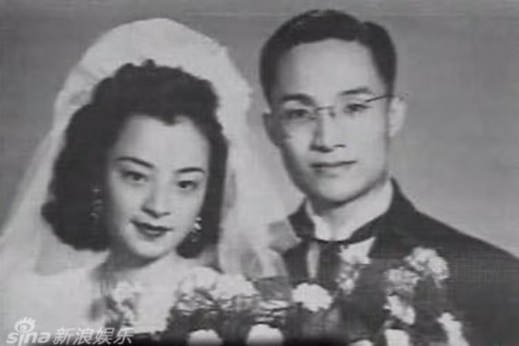 Ảnh cưới của nhà văn Kim Dung bên người vợ đầu tiên - tiểu thư Đỗ Dã Phân vào năm 1948.