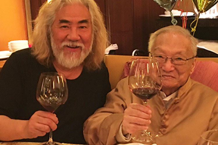 Hình ảnh nhà văn Kim Dung khi ngoài 90 tuổi.