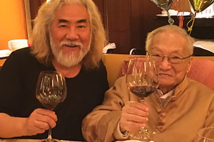 Hình ảnh nhà văn Kim Dung khi ngoài 90 tuổi.