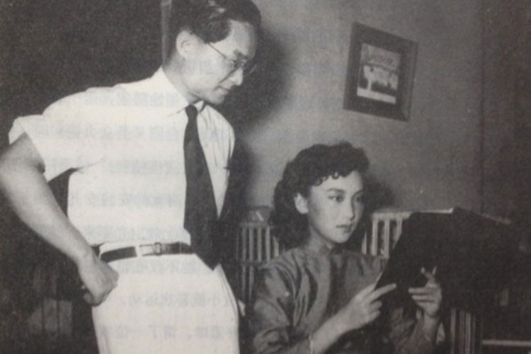 Hồi trẻ, Kim Dung từng theo đuổi nữ diễn viên Hạ Mộng. Tuy nhiên, vì hai người đều đã có gia đình nên Hạ Mộng từ chối tình cảm của Kim Dung.