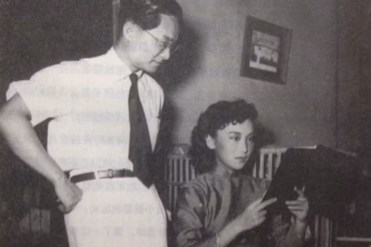 Hồi trẻ, Kim Dung từng theo đuổi nữ diễn viên Hạ Mộng. Tuy nhiên, vì hai người đều đã có gia đình nên Hạ Mộng từ chối tình cảm của Kim Dung.