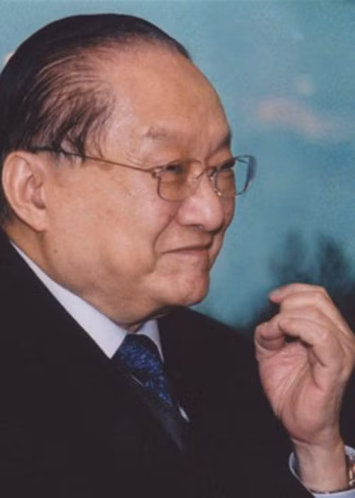 Trước khi qua đời, nhà văn gắn bó với người vợ thứ 3. Sinh thời, ông có 4 người con trong đó 1 người con trai đã mất ở tuổi 19.