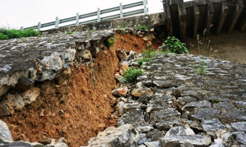 Sut lun chan cau Ham Rong de doa an toan duong sat