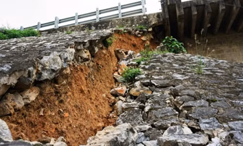 Sut lun chan cau Ham Rong de doa an toan duong sat