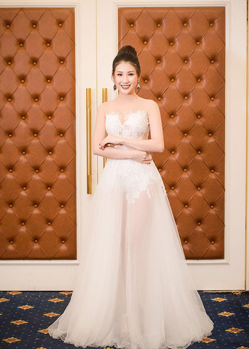 Á hậu đến từ Kiên Giang được khen ngợi sở hữu gương mặt xinh đẹp cùng vóc dáng khá chuẩn.