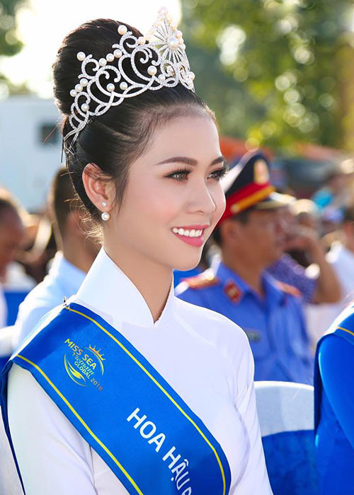 Hoa hậu Kim Ngọc sinh năm 1999, đến từ Tiền Giang. Cô cao 1m71, có số đo 3 vòng là 83 - 61 - 93