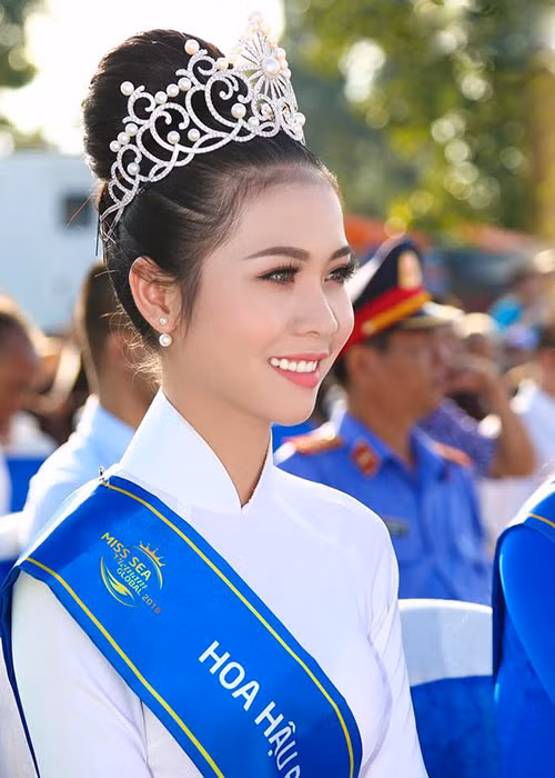 Hoa hậu Kim Ngọc sinh năm 1999, đến từ Tiền Giang. Cô cao 1m71, có số đo 3 vòng là 83 - 61 - 93