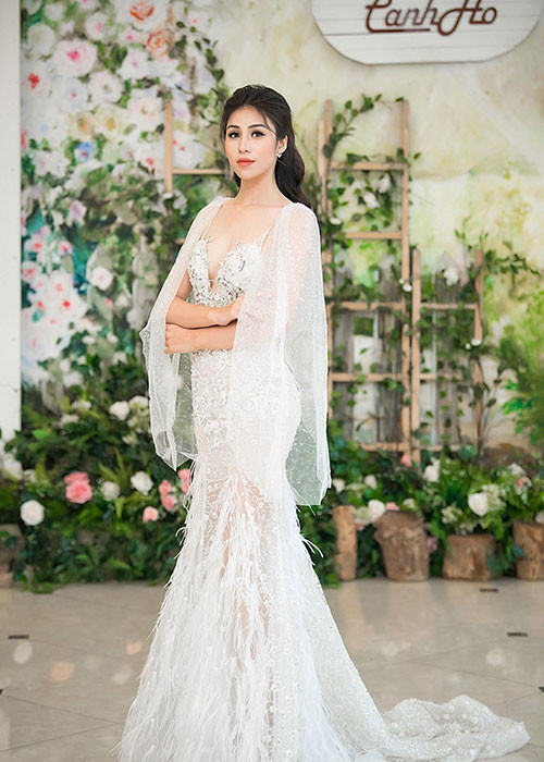 Ngọc Huyền cao 1m75 và có số đo ba vòng 83 - 60 - 92.