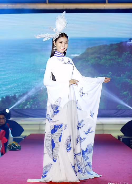 Kim Ngọc đẹp dịu dàng, đậm chất Á Đông nhưng vẻ đẹp của cô bị chê không nổi bật so với nhiều hoa hậu khác.