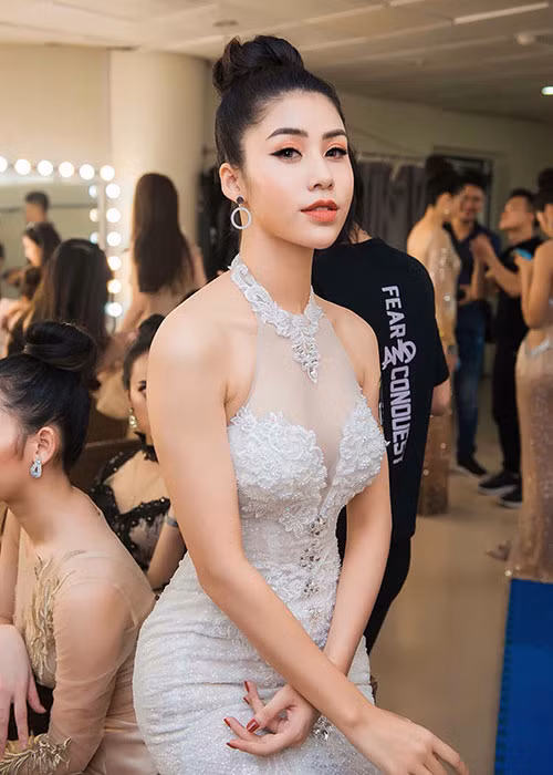 Ngọc Huyền từng lọt top 45 cuộc thi Hoa hậu Hoàn vũ Việt Nam 2015 và top 20 cuộc thi Hoa hậu Bản sắc Việt Toàn cầu 2016.