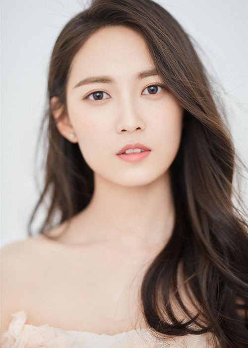 Trần Ngọc Kỳ sinh năm 1997, từng là sinh viên khoa diễn xuất chuyên nghiệp tại Học viện Cẩm Thành.