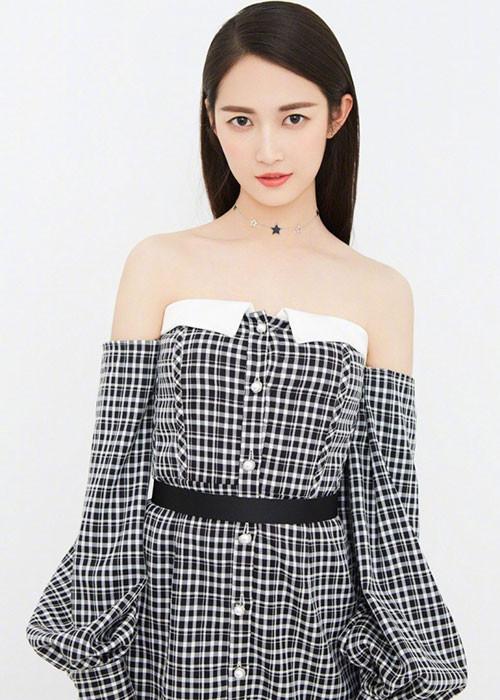 Nhiều khán giả đặt kỳ vọng gà cưng của Đường Yên sẽ vượt được cái bóng của Giả Tịnh Văn - nữ diễn viên từng đóng Triệu Mẫn.