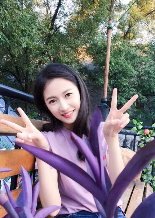 Hình ảnh Ngọc Kỳ trẻ trung, dễ thương ngoài đời.