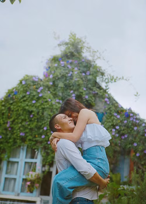 Mạnh Hùng luôn yêu thương, quan tâm đến hai con riêng của Hoàng Linh.