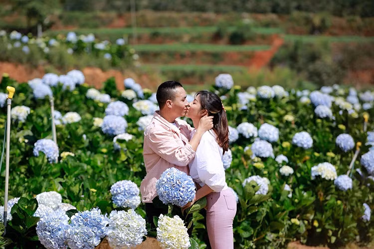 Hình ảnh nữ MC "Chúng tôi là chiến sĩ" và nửa kia của mình trao nụ hôn ngọt ngào trong một chuyến đi Đà Lạt.