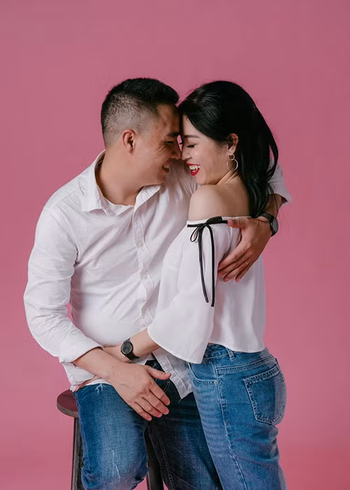 Mạnh Hùng cho hay vì không đồng tình cho anh đi công tác nước ngoài nên Hoàng Linh tức giận hủy kết bạn Facebook, rao bán xe được anh mua tặng.