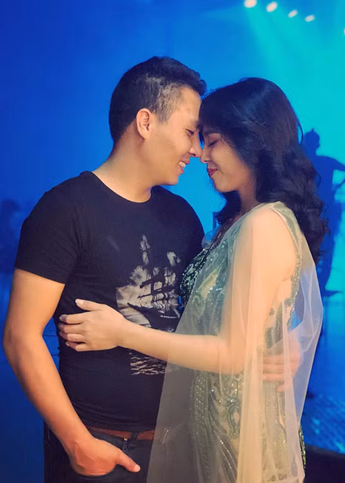 Từ khi bắt đầu công khai chuyện tình cảm với Mạnh Hùng, MC Hoàng Linh nhận được sự ủng hộ của đồng nghiệp, khán giả.