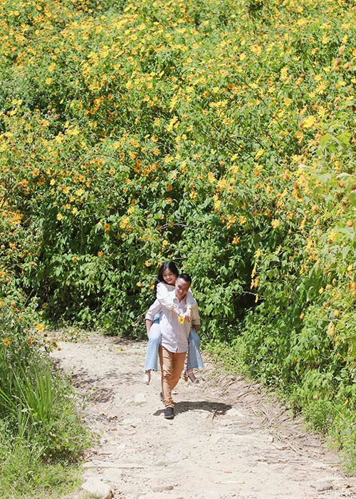 Khoảnh khắc Hoàng Linh được quay phim Mạnh Hùng cõng trên lưng khiến nhiều người ngưỡng mộ.