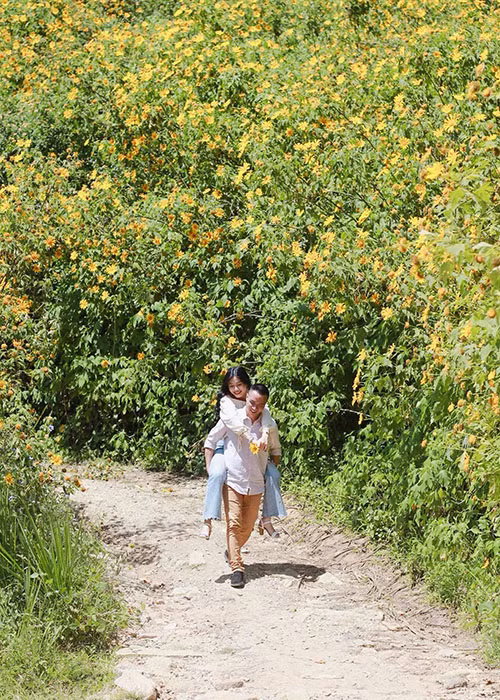 Khoảnh khắc Hoàng Linh được quay phim Mạnh Hùng cõng trên lưng khiến nhiều người ngưỡng mộ.