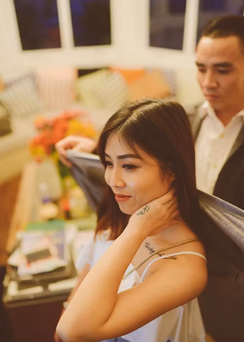 Đầu tháng 1/2018, MC Hoàng Linh nhận lời cầu hôn của quay phim Mạnh Hùng sau thời gian sống chung.