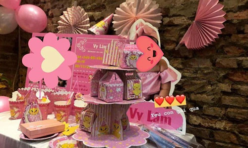 Ro nghi van Hoai Lam va ban gai mo tiec thoi noi cho con?-Hinh-3