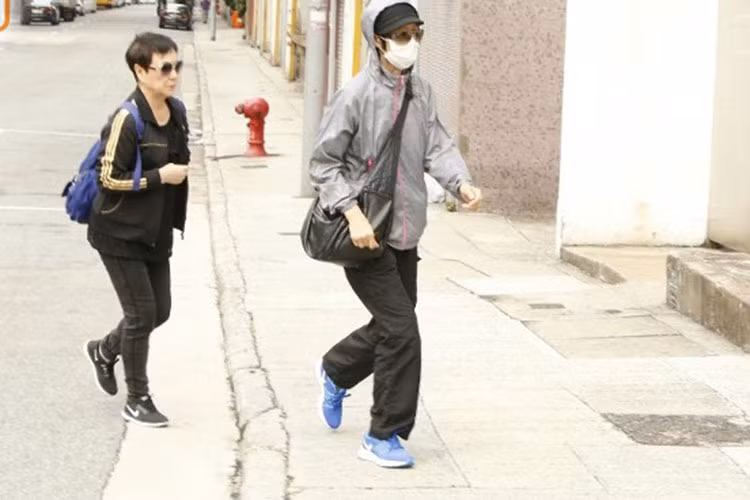 Lam Khiết Khanh - chị gái của Lam Khiết Anh đến bệnh viện nhận thi thể của em gái.