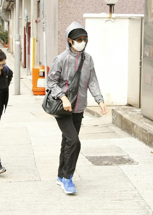 Bố mẹ của Lam Khiết Anh đã mất từ lâu. Mối quan hệ giữa nữ diễn viên và chị gái tên Lam Khiết Khanh không thân thiết nên đã mấy năm hai người không liên lạc với nhau. Theo On, chị gái của Lam Khiết Anh vừa xuất hiện.