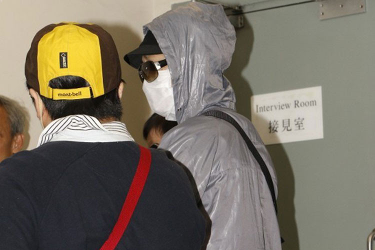 Chị gái của nữ diễn viên bịt kín mít, tránh ống kính phóng viên.