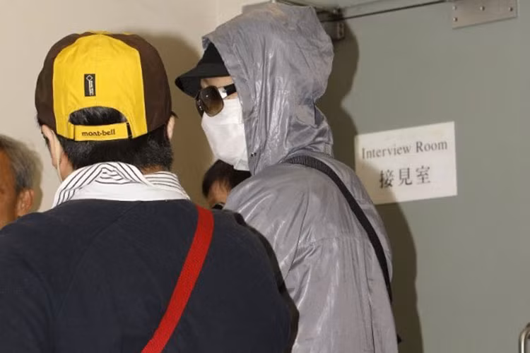 Chị gái của nữ diễn viên bịt kín mít, tránh ống kính phóng viên.