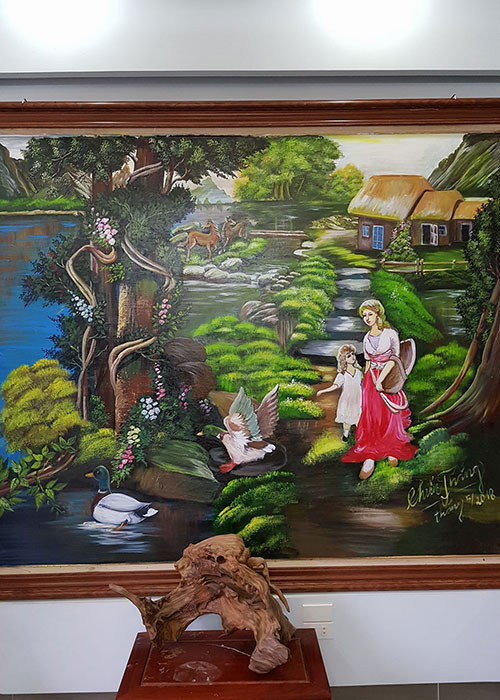 Chiến Thắng treo những bức tranh do chính tay anh vẽ trong nhà.