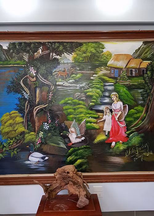 Chiến Thắng treo những bức tranh do chính tay anh vẽ trong nhà.