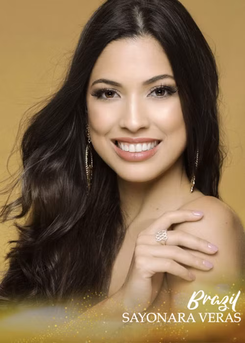 Dàn thí sinh được đánh giá cao còn gồm Sayonara Veras. Đại diện Brazil năm nay 25 tuổi, cao 1m77. Cô đang làm người mẫu chuyên nghiệp tại Brazil. Trước Hoa hậu Trái đất 2018, Sayonara từng tham gia cuộc thi Miss Mundo Brazil 2015.