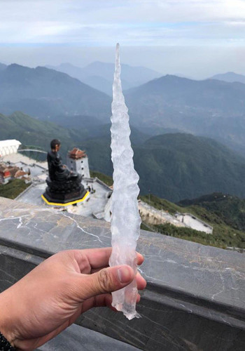 Có cả những thanh băng dài xuất hiện ở khắp khu vực chóp tháp và quần thể tâm linh Sun World Fansipan Legend.