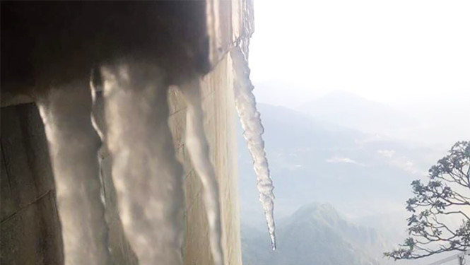 Những mảnh băng bám dọc các lan can, vách đá đẹp mắt.