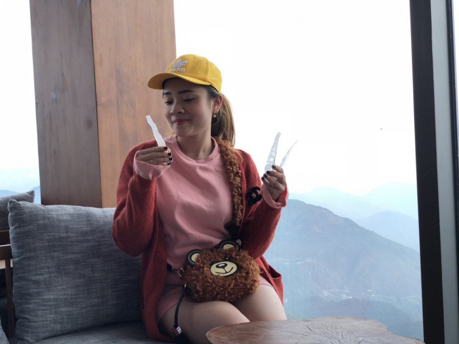 Du khách nhanh chóng ghi lại những hình ảnh băng giá đầu tiên này.