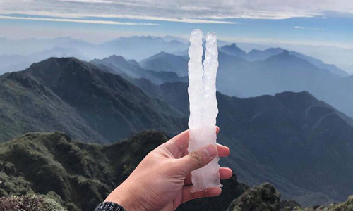 Băng giá xuất hiện trên đỉnh núi Fansipan ngay từ sáng sớm.