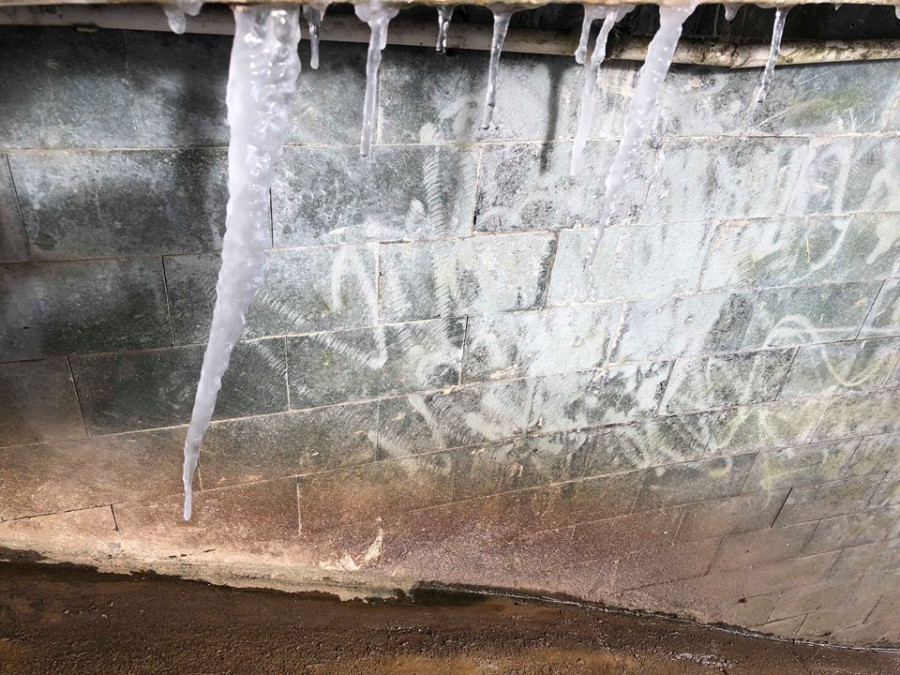 Đến gần trưa, khi nhiệt độ tăng lên thì băng tan dần.