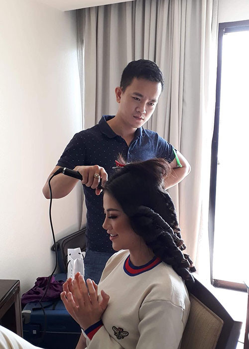 Anh trai của Phương Khánh là chuyên gia trang điểm. Anh đã định hướng cho em gái thi nhan sắc.