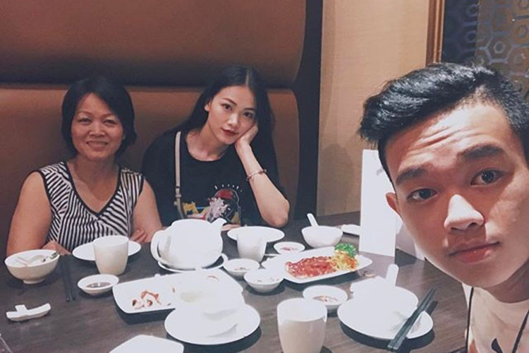 Khi Phương Khánh du học ở Singapore, mẹ của cô thường xuyên sang thăm con.