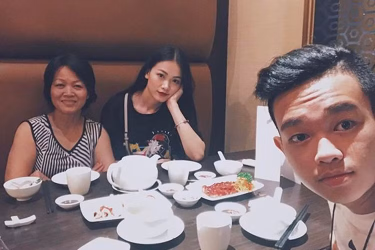 Khi Phương Khánh du học ở Singapore, mẹ của cô thường xuyên sang thăm con.